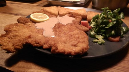 Inzwischen ist auch noch ein Schnitzel entstanden - da es für einen Herrenabend war, fielen die Portionen dezent größer aus. 