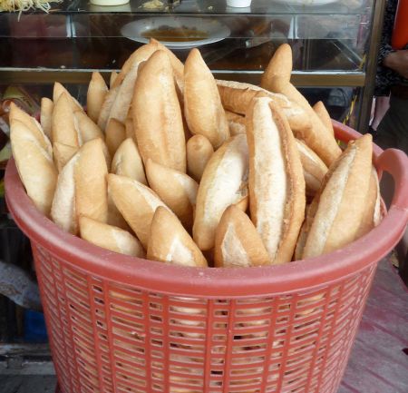 Banh_mi_-_vietnamese_bread_-_(cut_out_from_flickr5607479129)